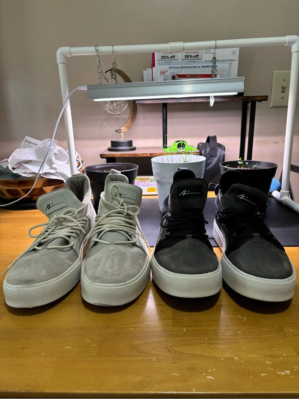 Article number Sneaker Lot Sneakers in Light Gray and Black Men’s.